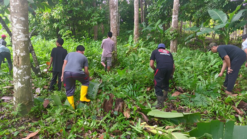 Kegiatan Gotong Royong Jumat Bersih di Hutan Desa